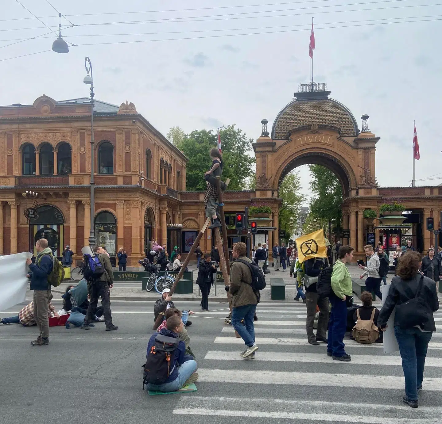 Demonstranter blokerede for trafikken foran Tivoli.