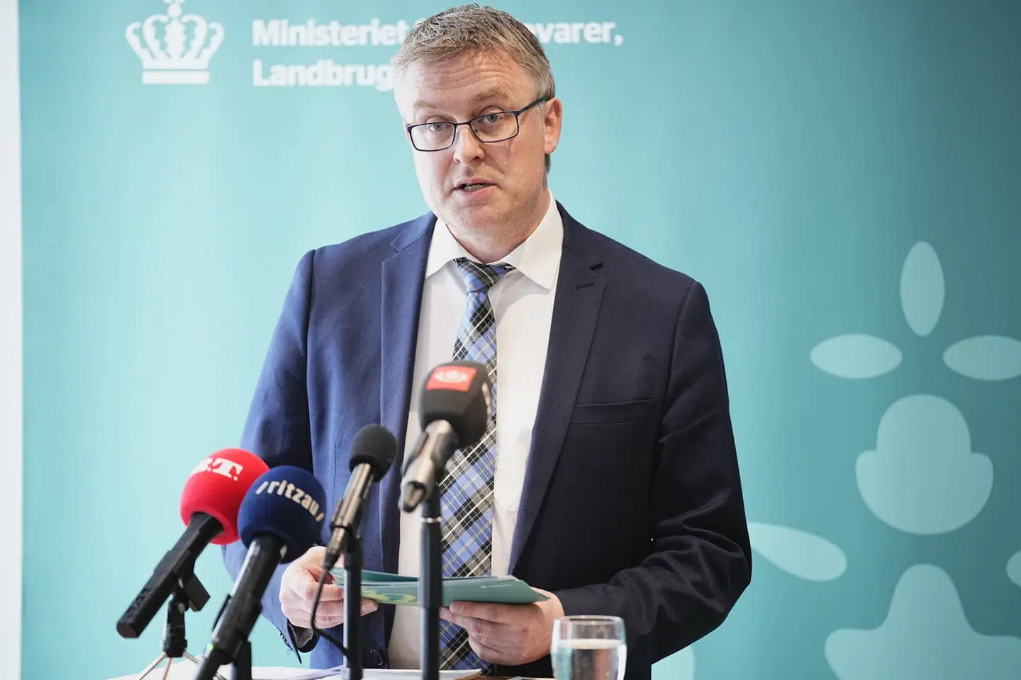 Fødevareminister Jacob Jensen præsenterer en model, der skal sikre hurtigere udbetalinger af erstatninger til minkavlere på et pressemøde i København fredag den 28. april 2023