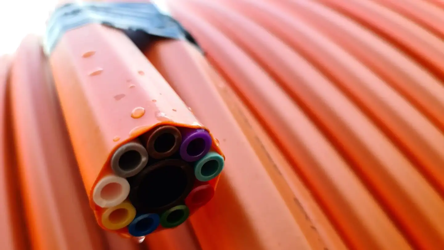 TDC Net graver i rødglødende tempo fiberkabler til enorme datamængder ned overalt i Danmark. Selve styringen af datatrafikken i det stadig større net foregår med software og teknologi, som den kinesiske mobilgigant Huawei har leveret. Nu kræver danske myndigheder, at Huawei bliver koblet helt ud af det store fibernet.