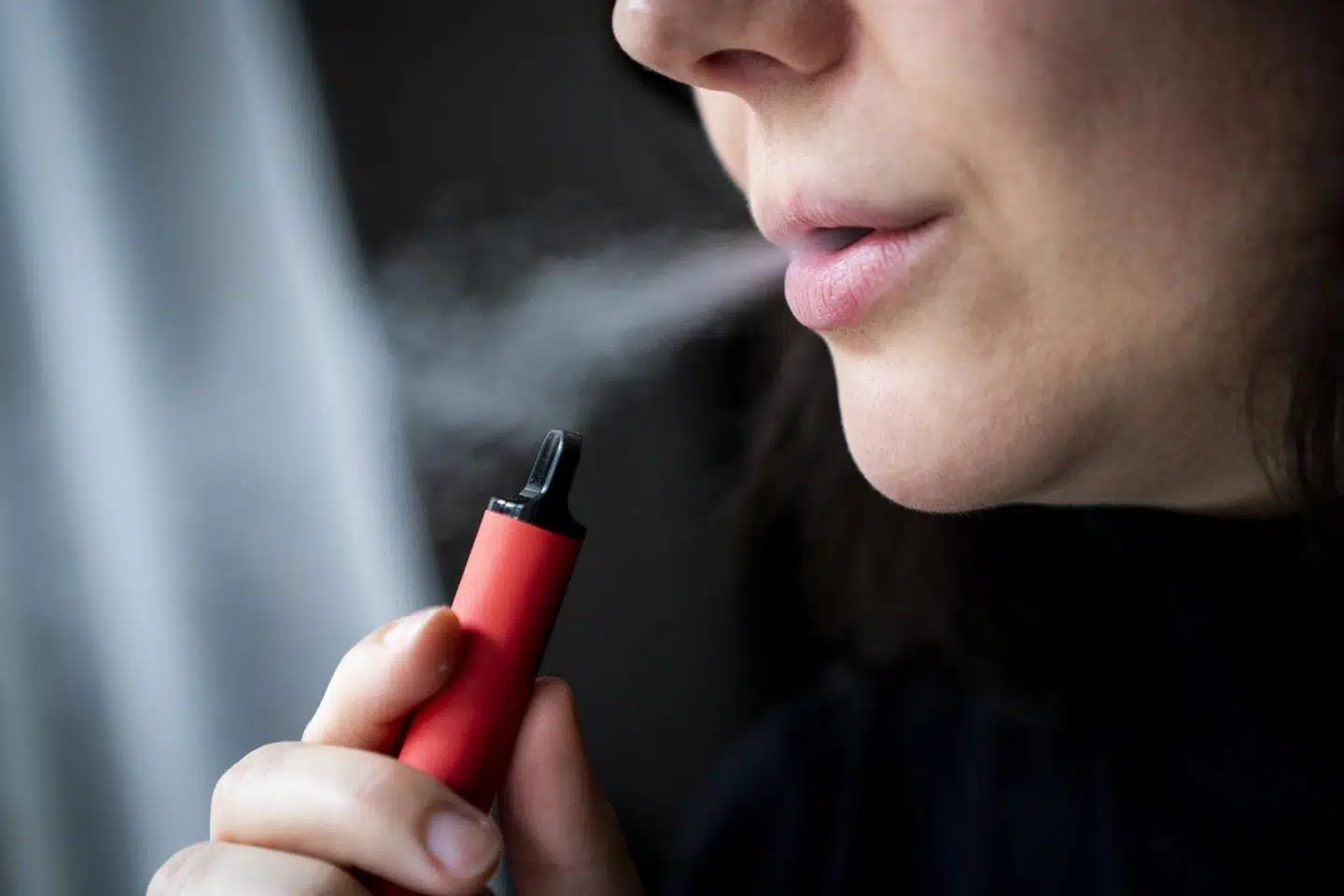 »Den lille synd og den lille kriminalitet tilbyder sig som en mulighed igennem puff-bars. Her har vi noget, som både giver kant, og som samtidig ikke er mere kantet, end at det kan glide sammen med det regelrette og tilpassede,« skriver Jakob Demant.