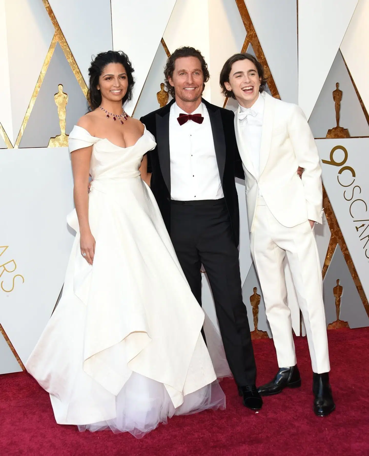 Matthew McConaughey, hans hustru Camila Alves og skuespilleren Timothée Chalamet ankommer til Oscar-overrækkelsen i 2018. Før han mødte Alves, var McConaughey blandt andet kæreste med Sandra Bullock, Ashley Judd, Salli Richardson og Penélope Cruz.