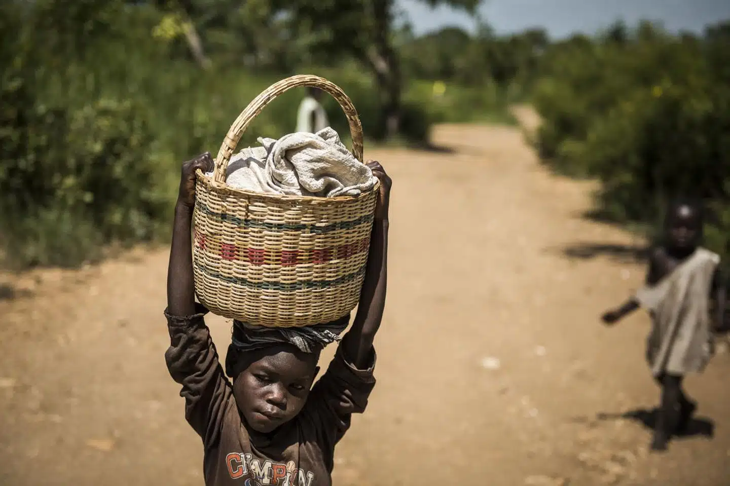 »Det er her, at PlanBørnefonden kommer ind i billedet. Vi kan hjælpe med at skubbe på for forandringer, der kommer fra de unge selv. Vi samarbejder bl.a. med ungegrupper i Ugandas hovedstad, Kampala, om større tryghed, bedre adgang til jobs og politisk indflydelse,« skriver Dorthe Petersen.