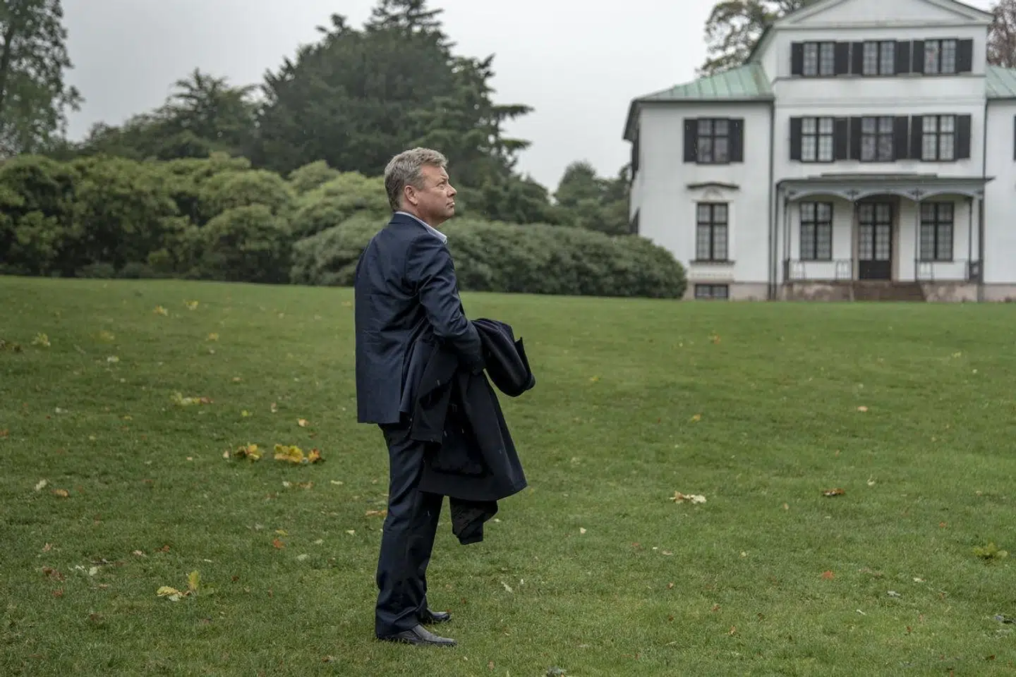 »Jeg ser altså Danmark som andet og mere end blot en tilfældig markedsplads eller et 'produktionsmulighedsområde' for internationale virksomheder, hvor det lille danske sprogområde uvilkårligt må tilpasse sig den internationale konkurrence,« skriver Jarl Cordua.