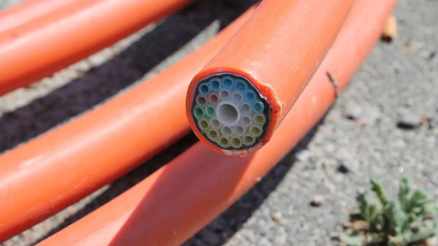 Der er kamp om at få lagt fiberkabler i jorden hurtigst muligt og efterfølgende få flest mulige husstande koblet på de hurtige forbindelser.