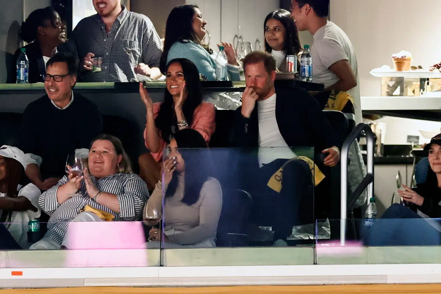 Det i USA selveksilerede prinsepar Meghan og Harry dukkede forleden op til en basketballkamp i Los Angeles. Det var første gang, at de viste sig sammen siden meddelelsen om, at prins Harry vil ankomme alene til kroningen af sin far.