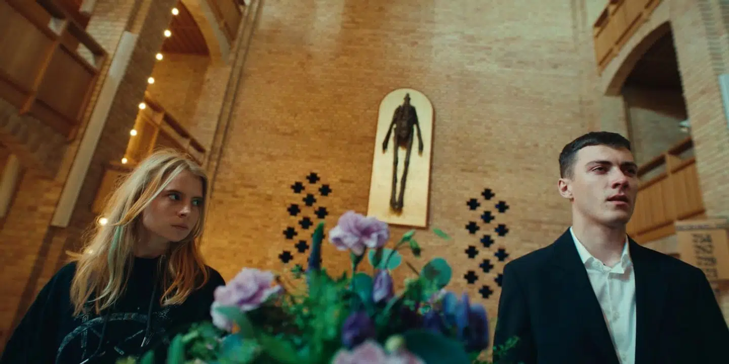 Debutanten Viktor Hjelmsø er skræmmende som den små-psykopatiske rigmandssøn Nikolaj.