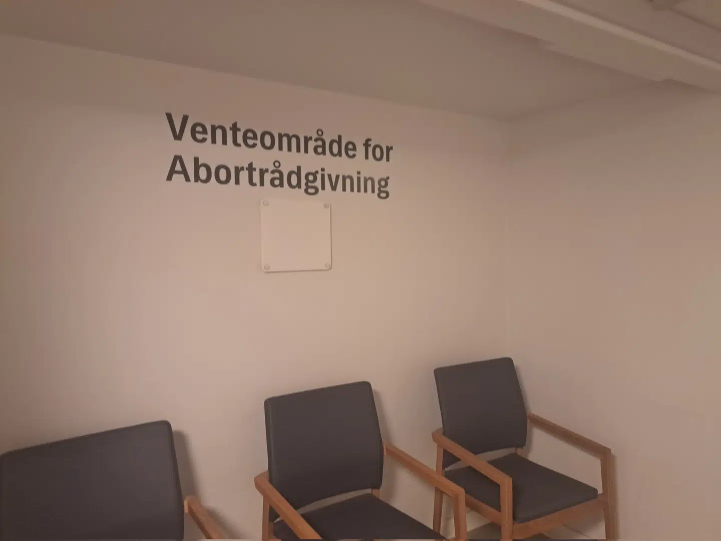 Vil du gøre brug af abortrådgivningen, skal du tage plads i venteværelset under et knap så diskret skilt.