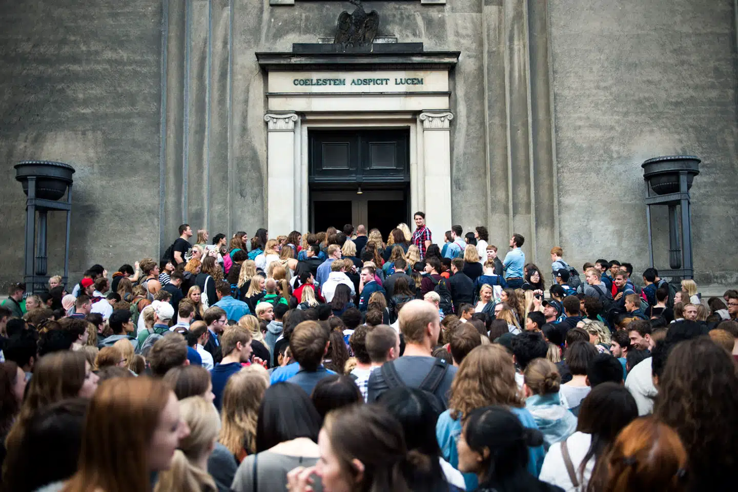 Blandt dem, der har taget en længerevarende uddannelse, ses mange, der bruger egen uddannelse eller uddannelsens lingo til et hold kæft-bolsje til obsternasige med en anden holdning. Fat det. Jeg er akademiker. »I know things«, skriver Dorte Toft i denne kommentar. Foto fra immatrikulationsfesten i 2016 på Københavns Universitet.