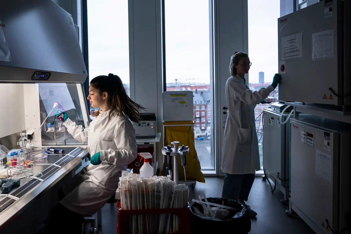 Masterstuderende Clémence D'Hulst og videnskabelig assistent Sofie Liljewal er blandt de ansatte på Metabolic Research ved Københavns Universitet. I de kommende år skal centrets forskning fokusere mere på præcisionsmedicin ved hjælp af stor mængder data af alle slags indsamlet om patienterne.