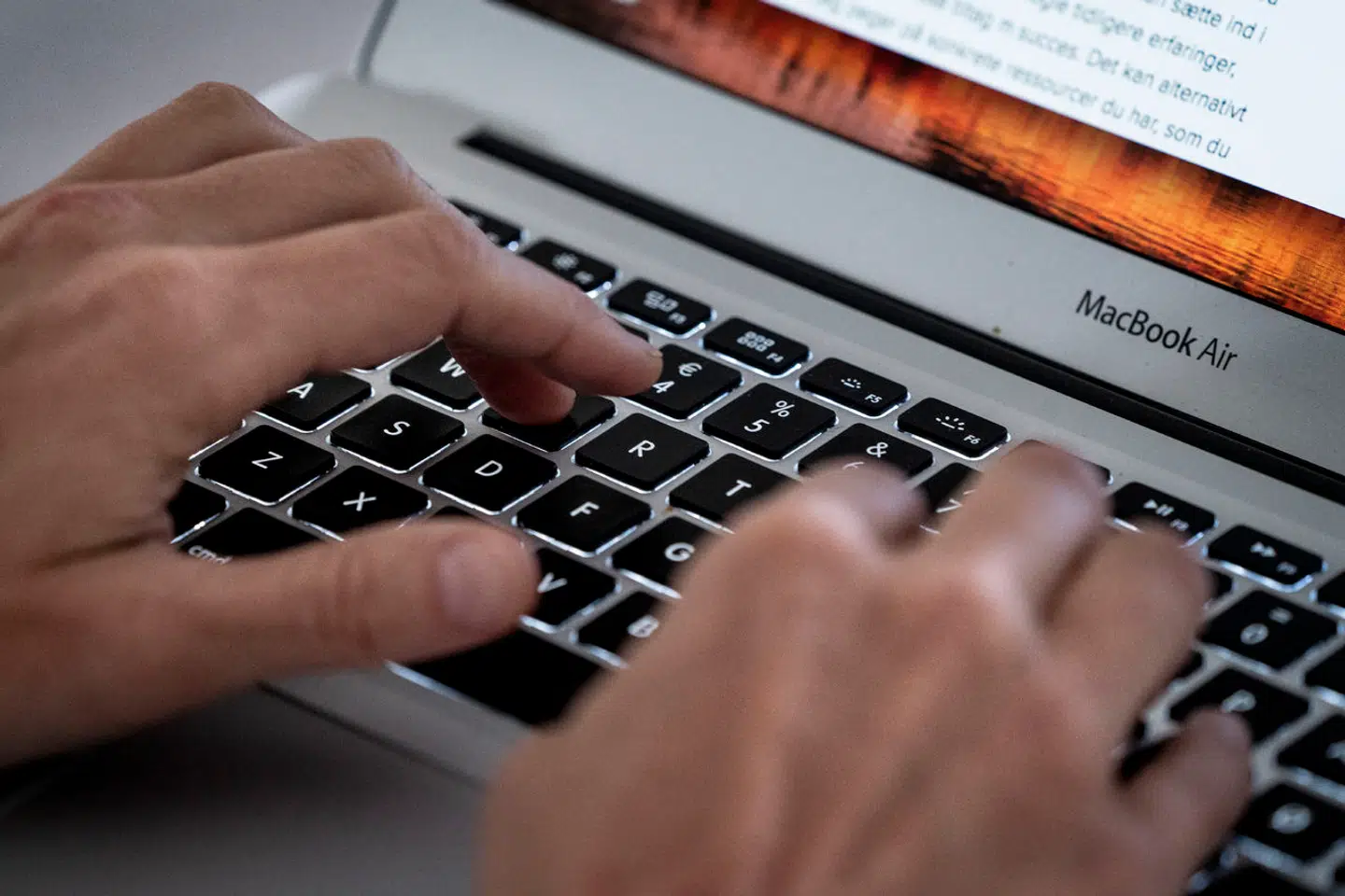 »Forældre skal også blive bedre til at møde de unge med forståelse og lydhørhed. Vi ved, at forældre spiller en vigtig rolle for unges trivsel i skolen, og et godt samarbejde mellem forældre kan mindske mobning og krænkelser i skolen.«