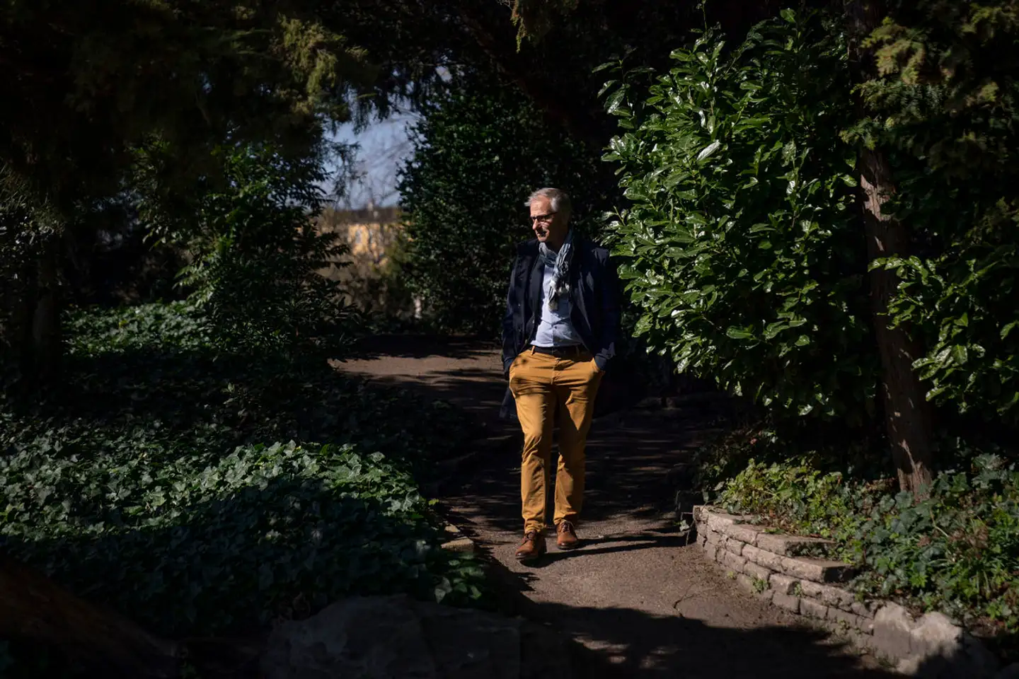 Michael Brautsch, der her er fotograferet i Haveselskabets Have, er uddannet cand.theol. og sognepræst i Frederiksberg Sogn. Inden han var præst, blev han uddannet bankassistent, og i en periode gik han på en privat teaterskole, fordi han drømte om at blive skuespiller.