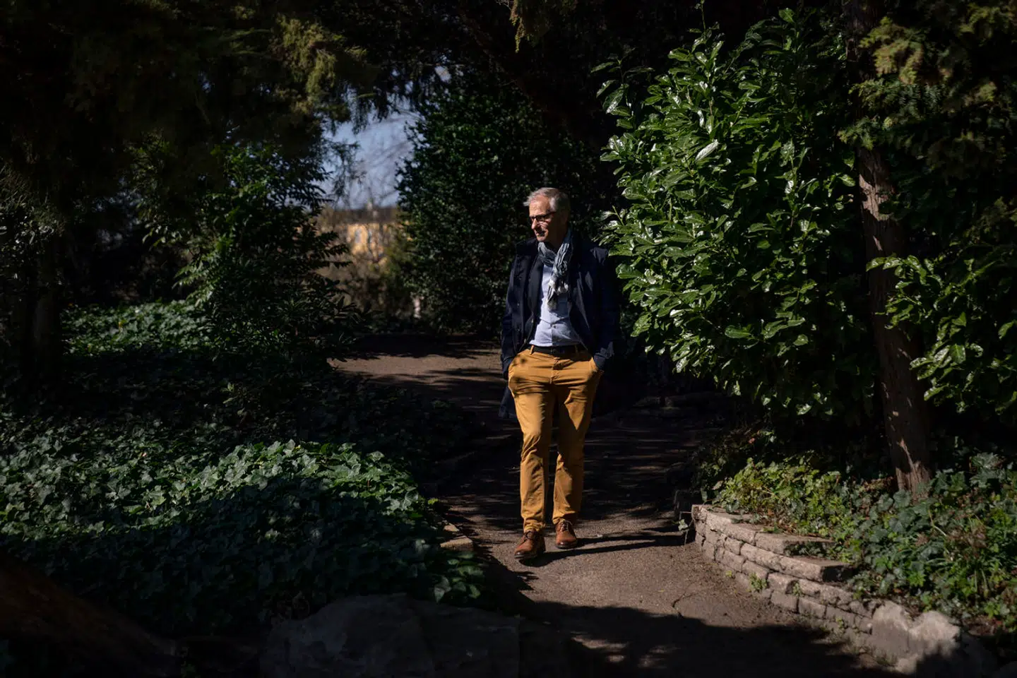 Michael Brautsch, der her er fotograferet i Haveselskabets Have, er uddannet cand.theol. og sognepræst i Frederiksberg Sogn. Inden han var præst, blev han uddannet bankassistent, og i en periode gik han på en privat teaterskole, fordi han drømte om at blive skuespiller.