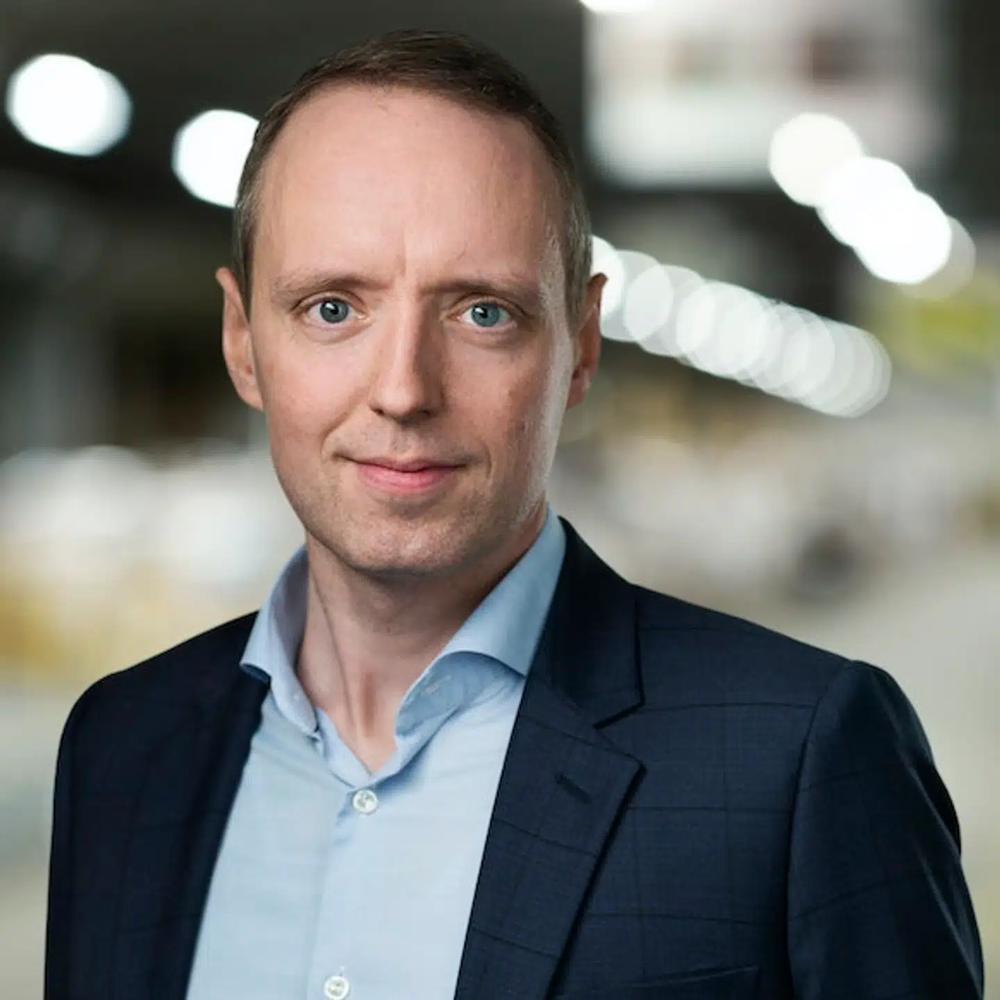 Anders Hagh skal følge i Per Banks imponerende fodspor som øverste chef i detailgiganten Salling Group. Men han har allerede trukket i trådene til flere afgørende beslutninger, så det tegner til en udramatisk overgang. Men vi venter på et nyt billede snart.