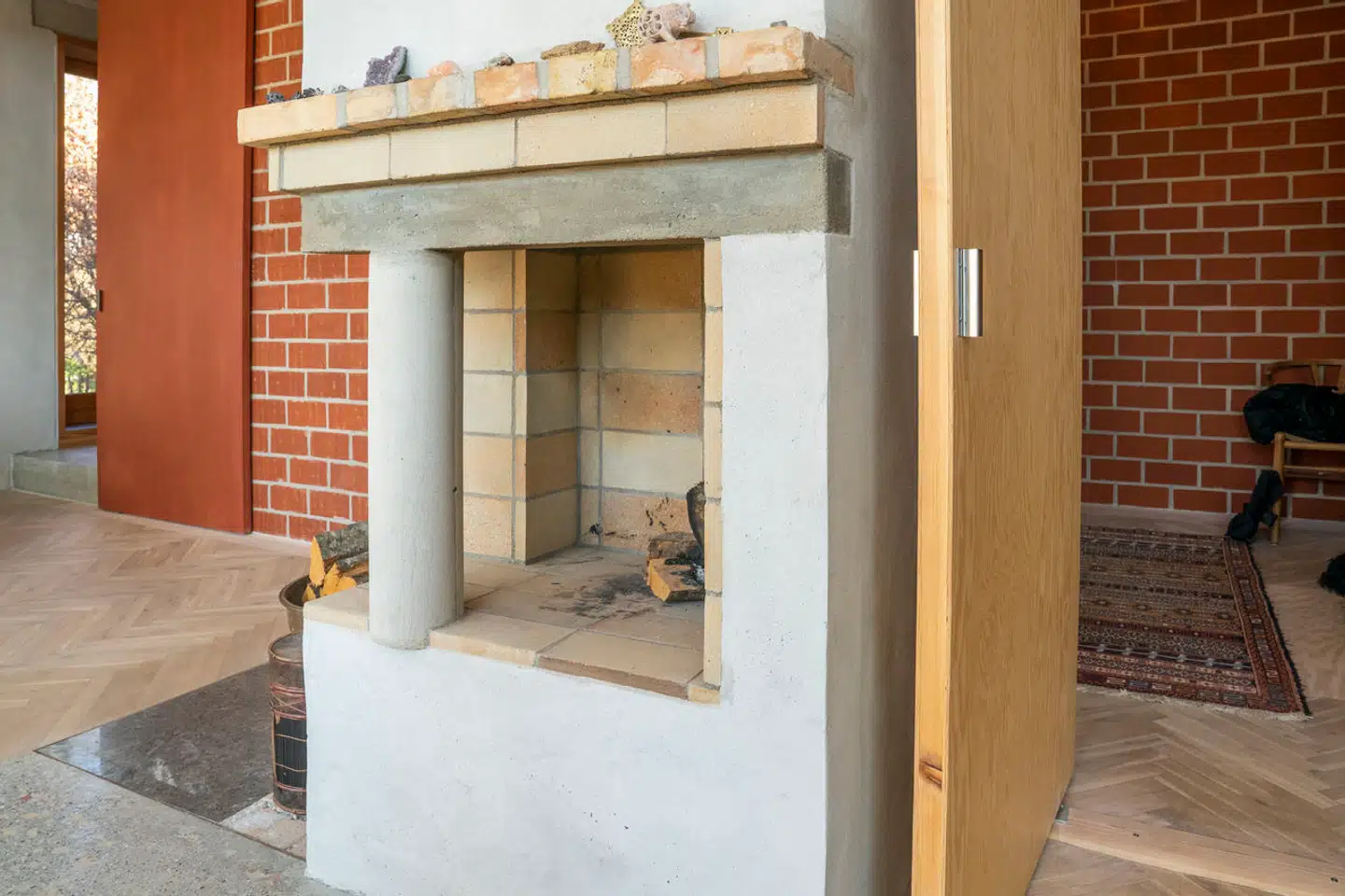 Pejsen i husets gamle skorsten har fået sit eget lille hus. Den tilføjede søjle er det eneste billedelement, Søren Pihlmann har tilladt sig selv i den stringente transformation.