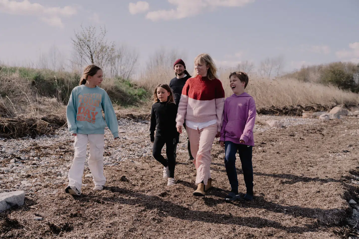 Astrid Lindgrens Bulderby er på mange måder Maj My Humaidans forestilling om det gode, frie børneliv. Her er familien på stranden på Ærø, hvor de opholder sig store dele af sommerhalvåret.