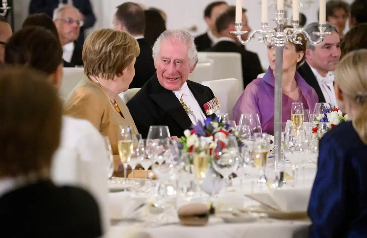 Angela Merkel har i vid udstrækning trukket sig tilbage fra offentligheden, siden hun 20. december 2021 trådte tilbage fra posten som tysk kansler. Men da den britiske kong Charles i marts var på besøg i præsidentpaladset i Berlin var Merkel med ved bordet.