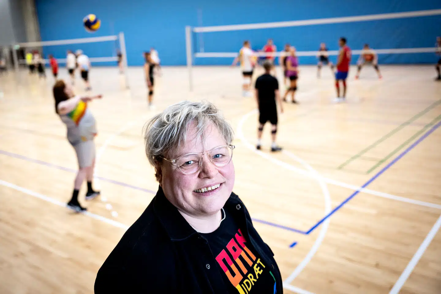 Ifølge drifts- og udviklingskonsulent i Pan Idræt Lene Hyrup Eriksen er foreningen vant til at få tildelt sene tider til indendørs idræt. Her er hun fotograferet i Valby Hallen, hvor Pan Idræts volleyballhold træner.