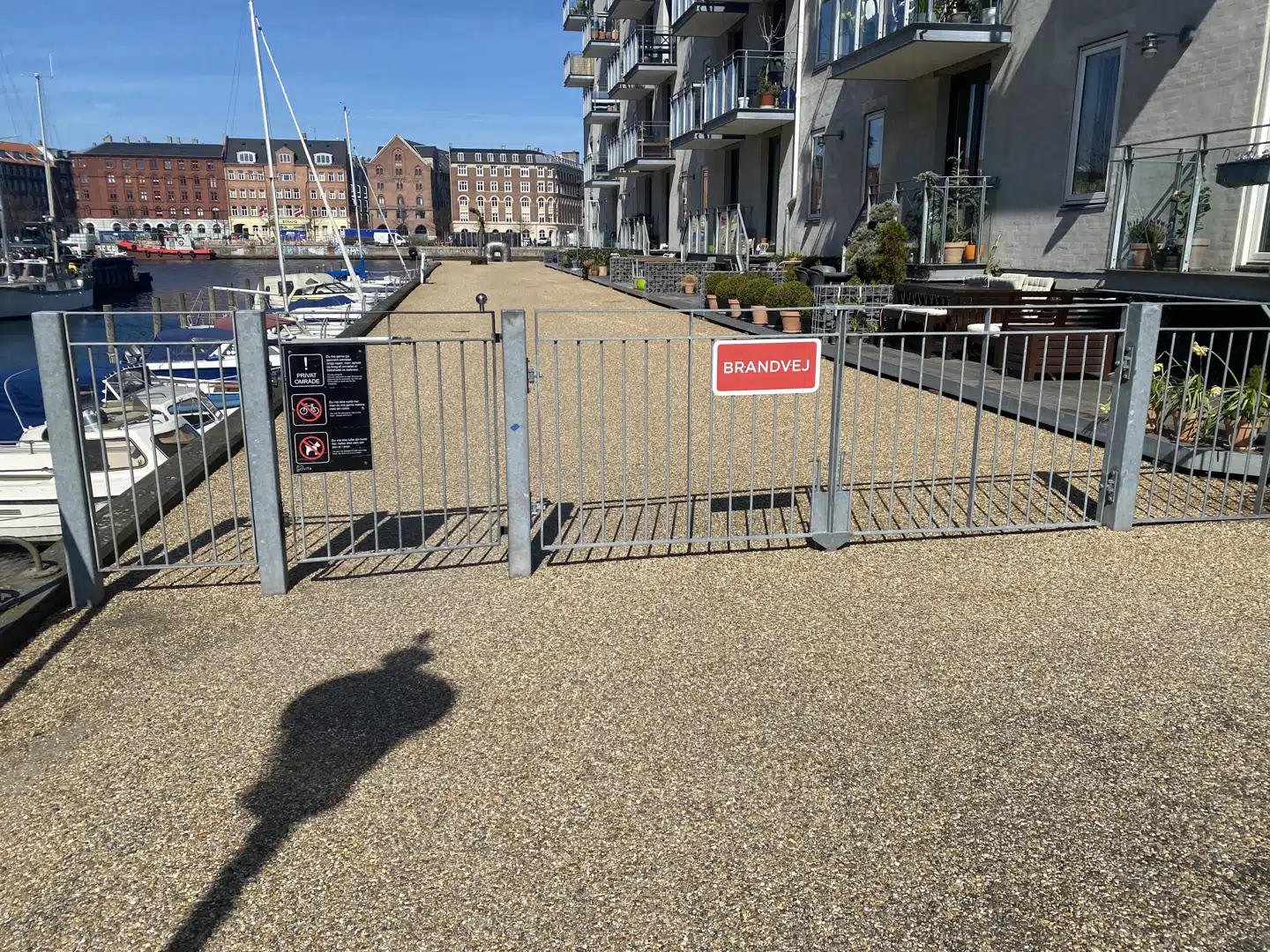 Det er hegnet og lågen på billedet her, som er det store stridspunkt. Selvom lågen er ulåst, står der »privat område« til trods for at hanefronten skal være offentligt tilgængeligt for alle.