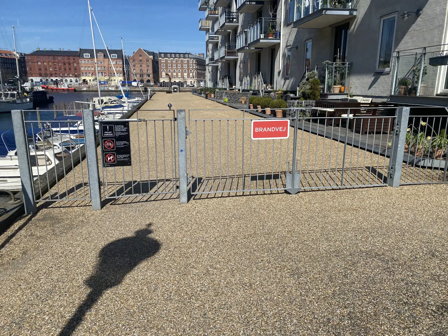 Det er hegnet og lågen på billedet her, som er det store stridspunkt. Selvom lågen er ulåst, står der »privat område« til trods for at hanefronten skal være offentligt tilgængeligt for alle.