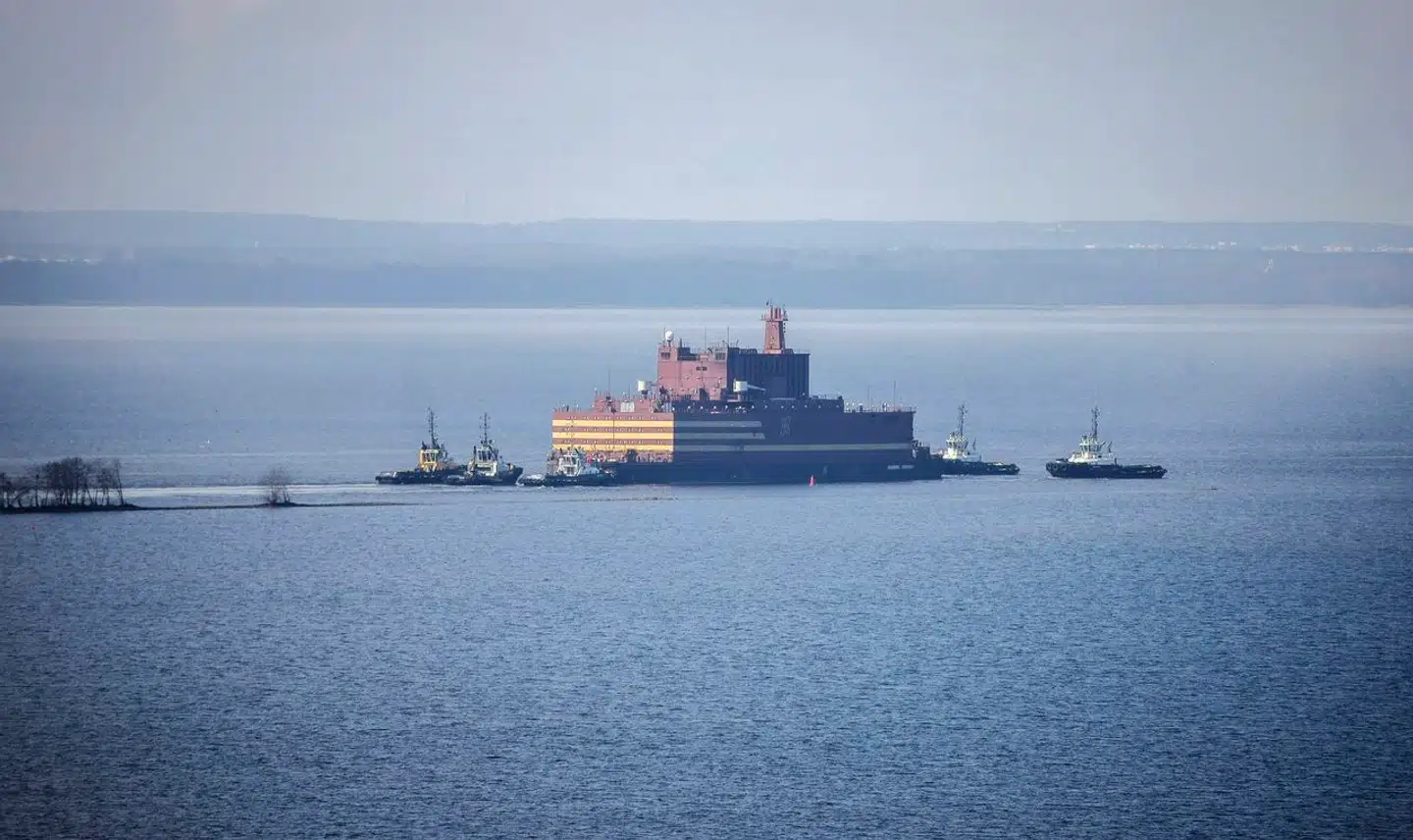 I 2018 blev det 144 meter lange flydende atomkraftværk »Akademik Lomonosov« bugseret hele vejen fra Sankt Petersborg i Rusland og gennem danske farvande til det nordlige Sibirien. Også Seaborg Technologies vil bygge flydende atomkraftværker, men baseret på et smeltet salt-reaktordesign.
