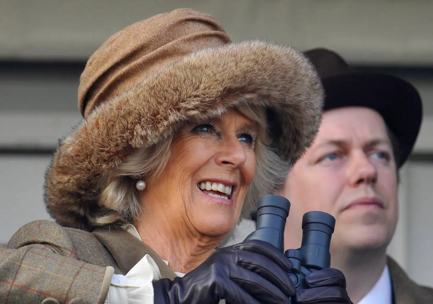 Tom Parker-Bowles, der er dronning Camillas søn af første ægteskab, forsvarer i et sjældent interview sin mor mod stedbroderen prins Harrys anklager. Her ses de to sammen under et hestevæddeløb.