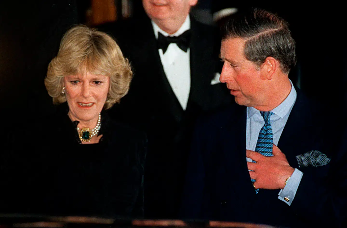 Camilla og Charles fotograferet sammen i 1999, mens skandalerne fem år forinden endnu stod i frisk erindring. Parret vovede først at gifte sig i 2005.