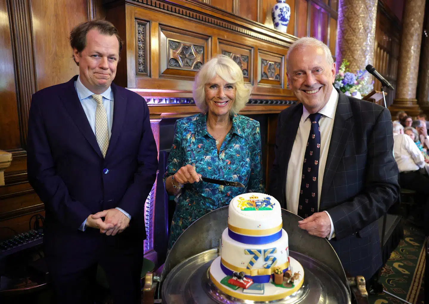 Tom Parker Bowles (tv.) ledsager sin mor under et arrangement i forbindelse med fejringen af hendes 75-års fødselsdag i juli 2022.