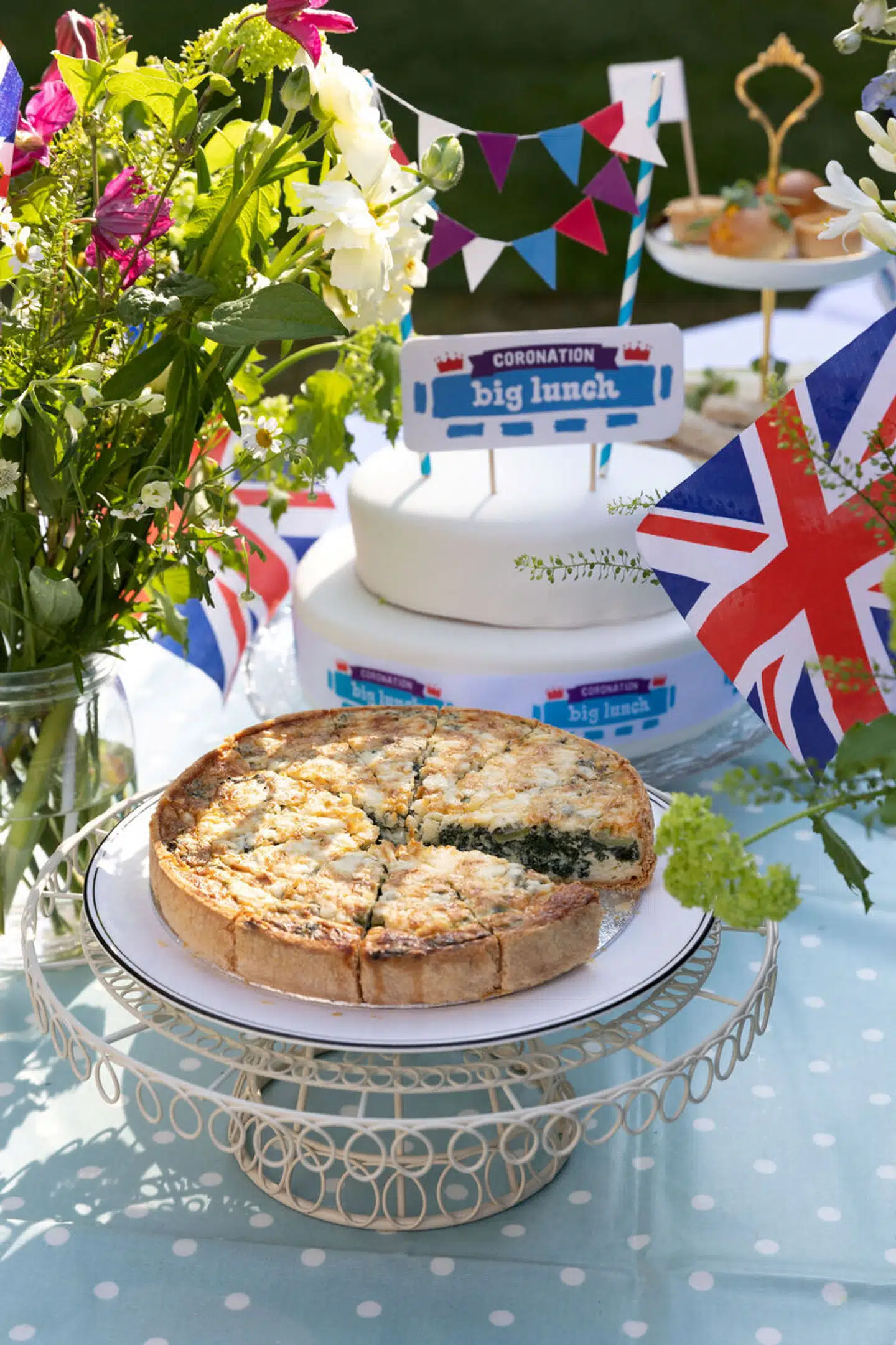 Spinat, hestebønner, ost og estragon er hovedingredienserne i en såkaldt coronation quiche – en grøn opskrift, der er blevet til i samarbejde med kongeparret.