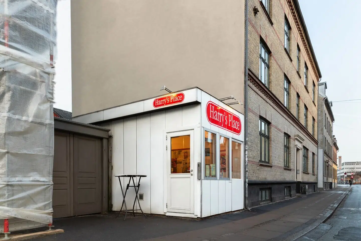 Harry's Place er også kendt for sin særlige beliggenhed mellem to boligblokke på Nørrebro.