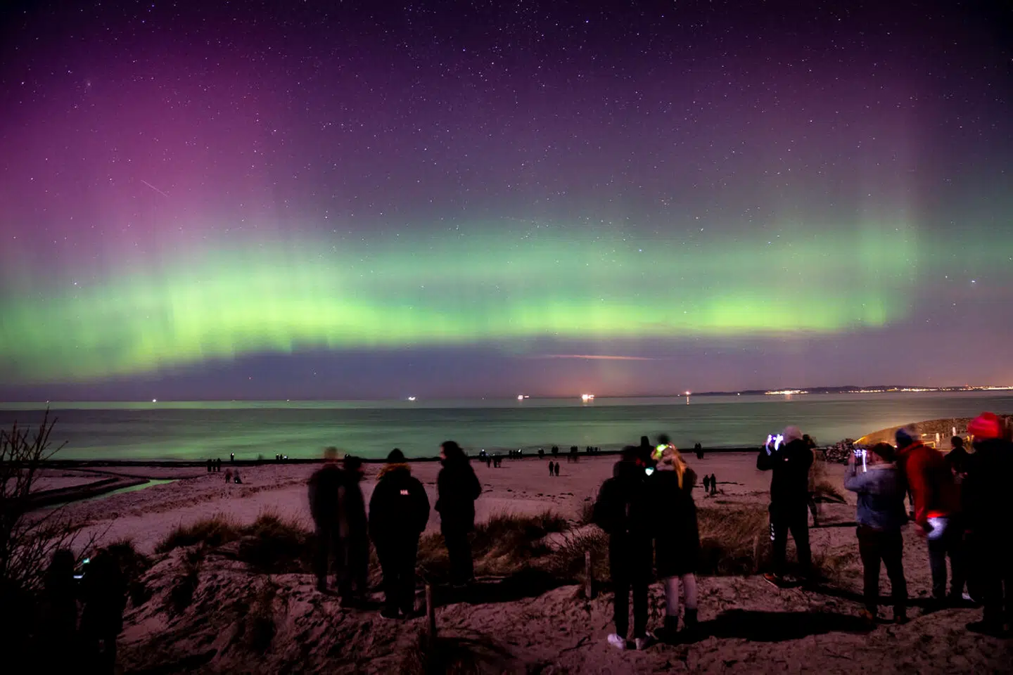 Selvom farvespillet nok ikke bliver så spektakulært som ved Hornbæk Strand i slutningen af februar, ser der ud til at være gode chancer for nordlys over Danmark torsdag aften. Arkivfoto: Mads Claus Rasmussen/Ritzau Scanpix