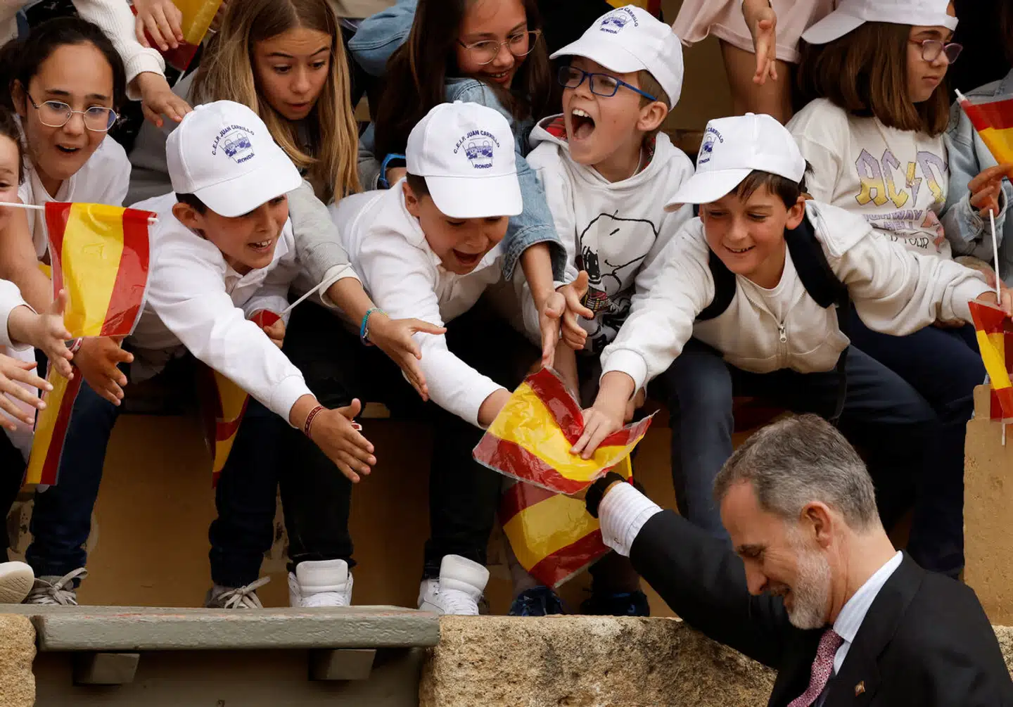 Kong Felipe 6. havde travlt med at hilse på begejstrede skolebørn, da hans far onsdag ankom til Spanien.