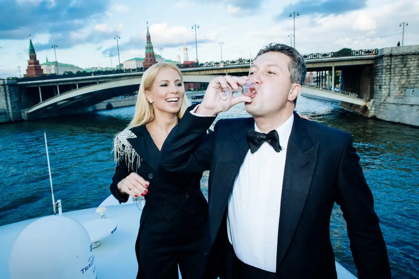 Det var meningen, at sanktionerne mod rige og magtfulde russere skulle give mennesker som Timur og Svetlana Ivanov en lærestreg. Han er topembedsmand i Ruslands forsvarsministerium og medansvarlig for invasionen, og parret har altid elsket at fede den med millioner af euro i især Frankrig. Så hvorfor kan Svetlana stadig gøre dette? Foto offentliggjort af Anti-Corruption Foundation