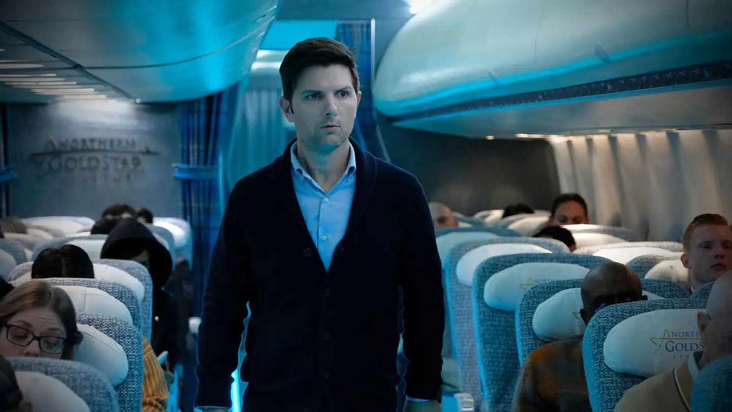Adam Scott er flypassageren, der får bange anelser om destinationen i Jordan Peeles nye version af »The Twilight Zone«. Foto: Paramount