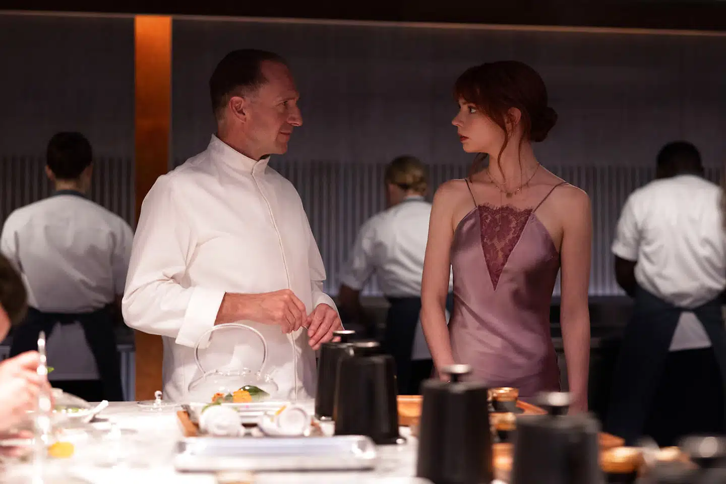 Mesterkokken Slowik (Ralph Fiennes) har en plan med sin menu, og gæsterne er nøje udvalgt. På nær Margot (Anya Taylor-Joy).