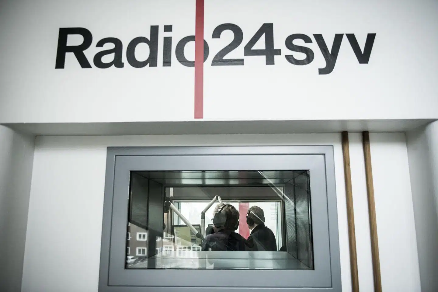 »Uden lukningen af Radio24syv og den kaotiske start på den mislykkede Radio LOUD var den ikke blevet til noget,« skriver Torben Steno om podcastserien »Undskyld vi roder«.