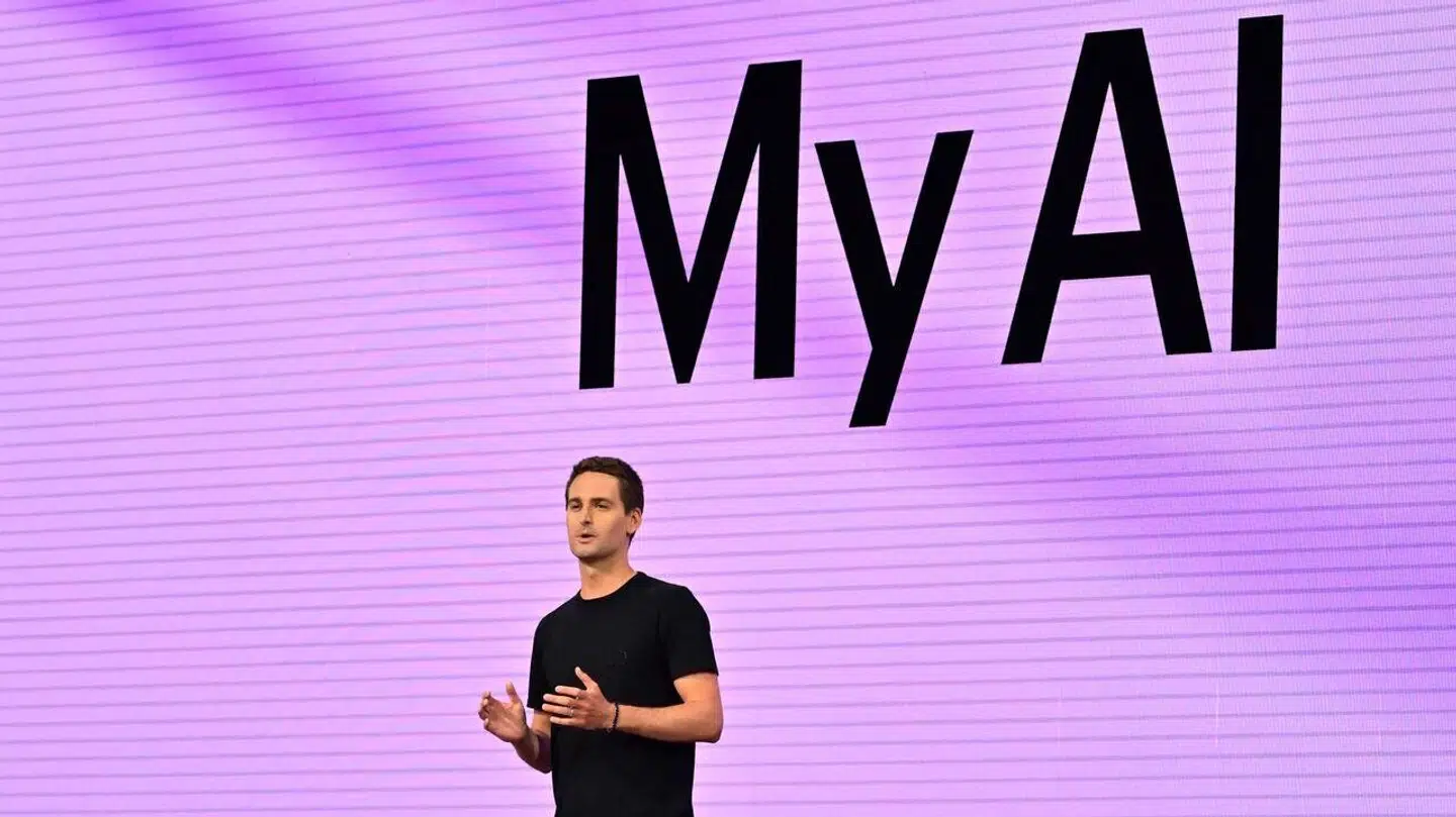 Snapchats topchef og medstifter, Evan Spiegel, præsenterer den nye chatrobot My AI, som alle Snapchat-brugere nu kan kommunikere og snappe med.