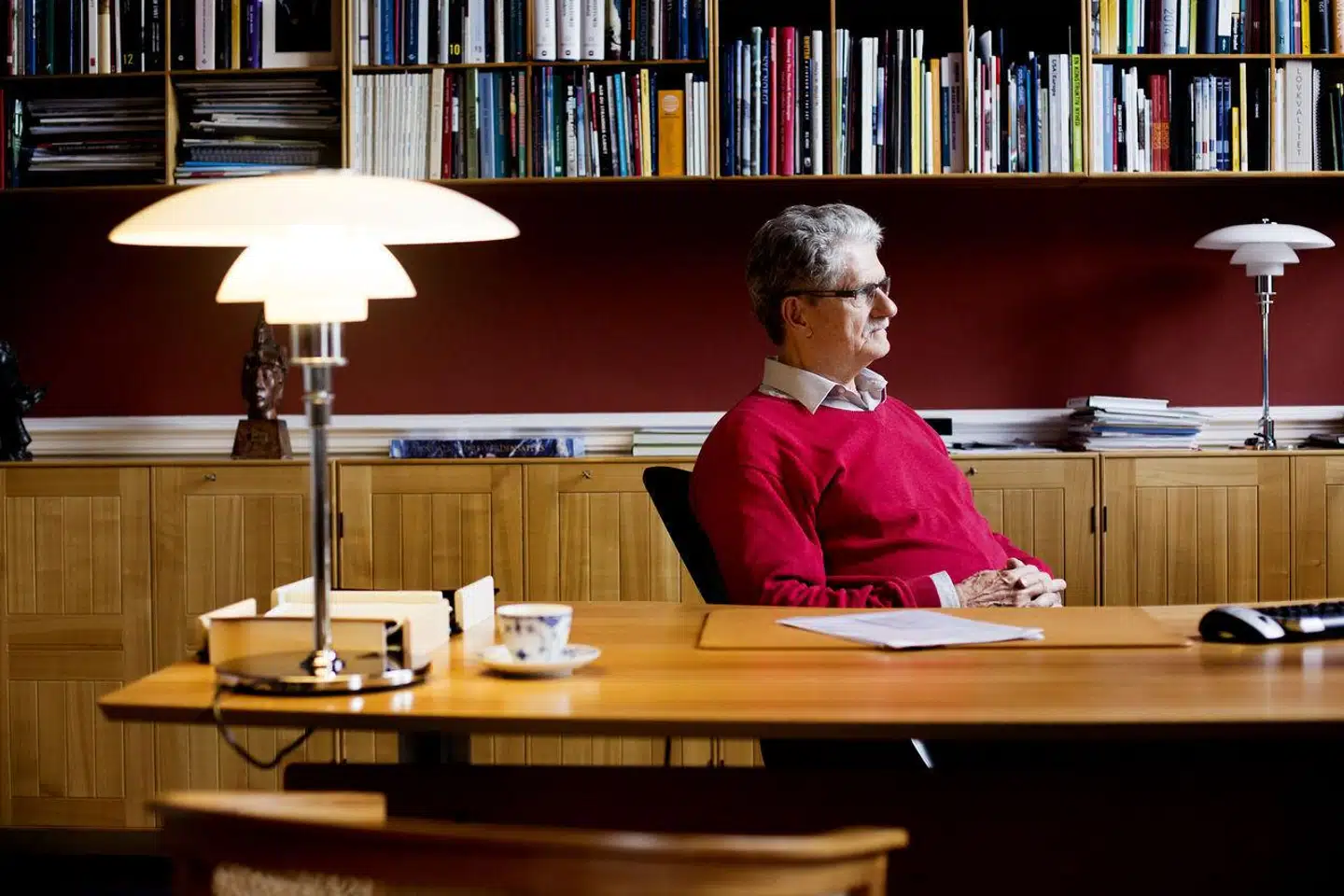 »Jeg forstår udmærket, hvorfor vi fik en SVM-regering, selv om den foregående S-mindretalsregering var manøvredygtig og resultatrig: S-regeringen havde ingen mulighed for at fortsætte, fordi et af støttepartierne – De Radikale – nægtede fortsat at støtte den og insisterede på en bred regering hen over midten,« skriver Mogens Lykketoft.