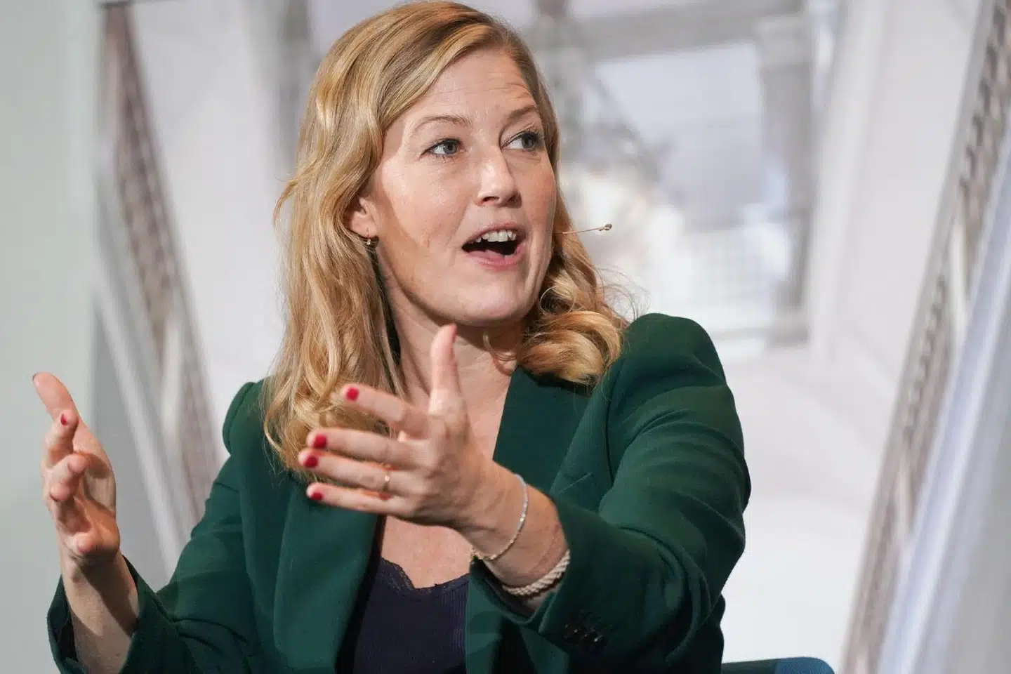 »Sofie Carsten Nielsen har fået et nyt arbejde: EU bio project director. TV2s journalister skulle lige forsøge at udtale ordet rigtigt. Det er ikke muligt at finde ud af, hvad det betyder, men det er også meningen,« skriver Hans Hauge.