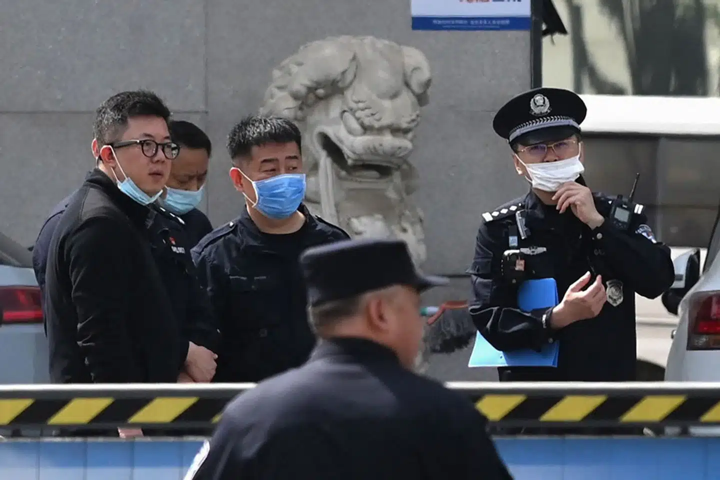 Politibetjente til stede ved hospitalet i Beijing efter branden tirsdag. - Foto: Greg Baker/Ritzau Scanpix
