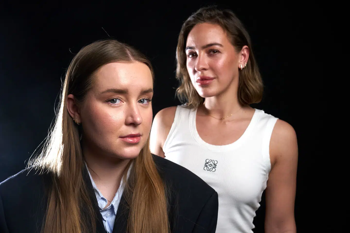 Flere unge får i dag udglattet panden med Botox og fyldt læberne med filler. Den tendens er 25-årige Anne Sophie Sadolin (th.) en del af. Det bekymrer hendes veninde, Anna Sofie Harboe Andersen (tv.).