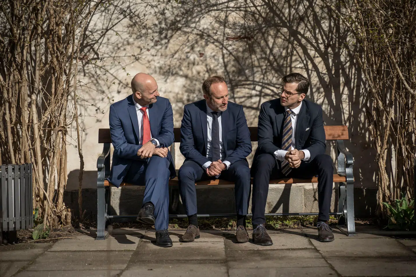 »Når regeringen nu ønsker at forringe vilkårene for nedslidte på seniorpension, kan man få den tanke, at det i virkeligheden handler om at gøre Arne lidt lækker. Den tidlige pensionsordning er nemlig slet ikke den succes, som man håbede på,« skriver Søren Pape Poulsen, Martin Lidegaard og Alex Vanopslagh, der har dannet en ny alliance for at udfordre regeringen i den økonomiske politik.