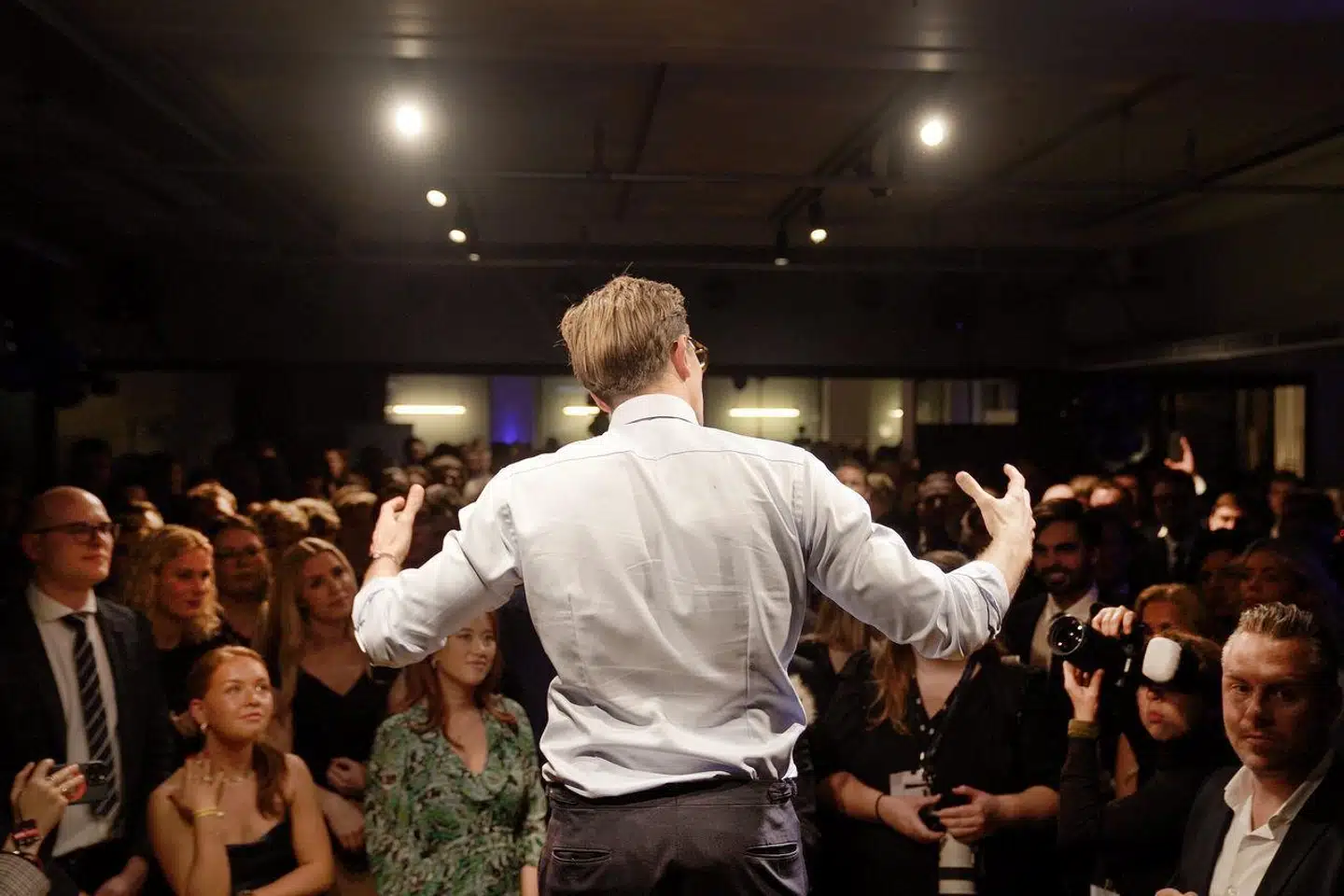 »Hvis vi lige træder væk fra den 'bedrevidende' politiske klasse, der altid har travlt med historiske referencer og automatsvar, så vil vi måske se noget andet. Noget folkeligt nærmest. Ja, du læste rigtigt: Liberal Alliance er folkeligt,« skriver Ali Aminali.