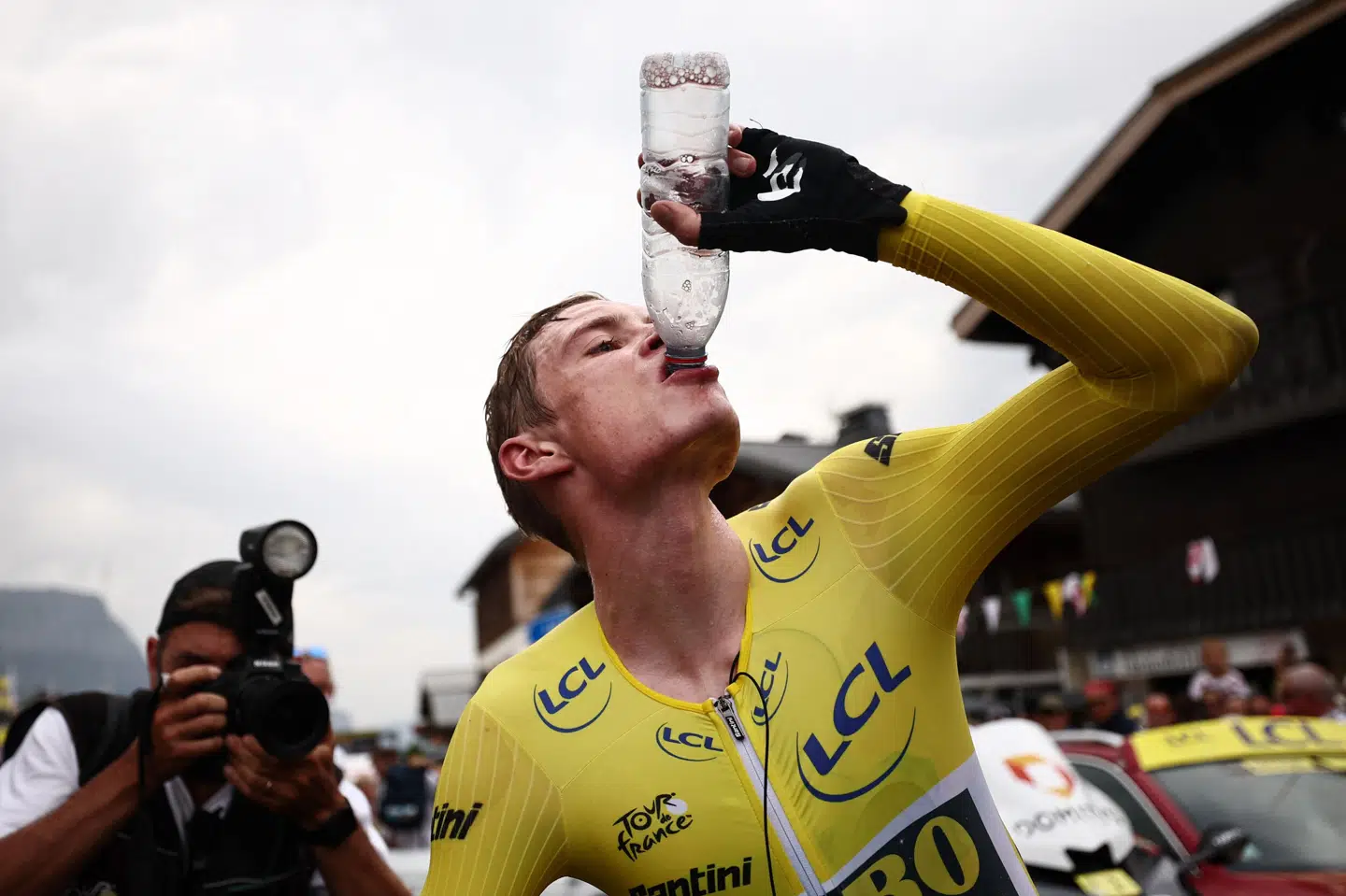 Den forsvarende Tour de France-mester, Jonas Vingegaard, satte rivalen Tadej Pogacar eftertrykkeligt til vægs i en benhård og bagende varm tidskørsel for foden af Mont Blanc.