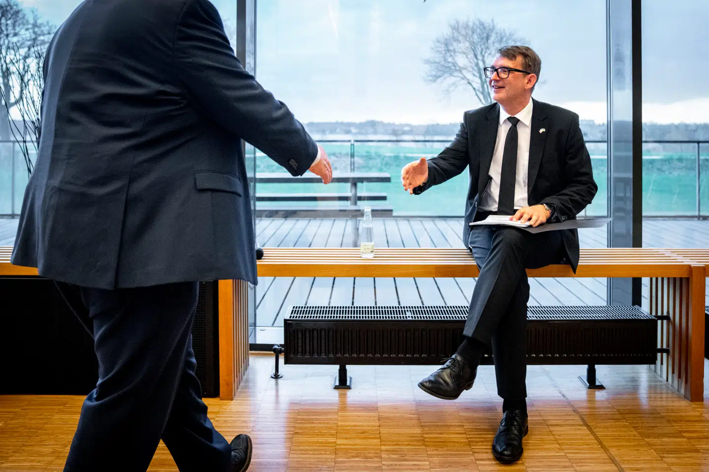 Fungerende forsvarsminister Troels Lund Poulsen (V) vil undersøge, om man kan hjælpe private virksomheder i gang med at producere ammunition i Danmark igen. Og der er mange penge at tjene. EU-landene har således for nylig afsat 15 milliarder kroner til en ammunitionspakke, mens Danmark har afsat en milliard kroner i Ukrainefonden til våbenproduktion.