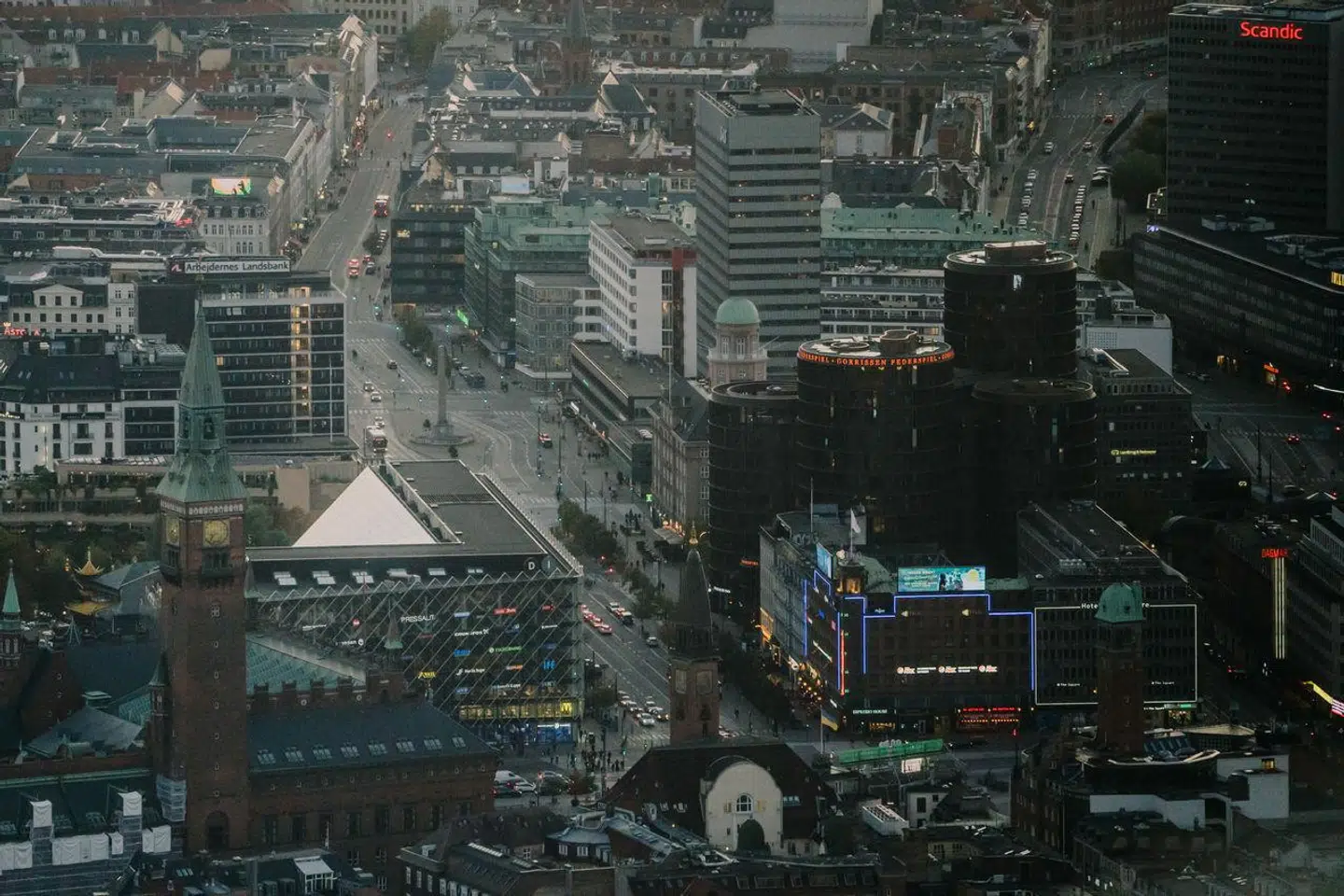 »Når livsgrundlaget i form af arbejdspladser bevæger sig fra land til by, så følger folk naturligvis med. Eller i hvert fald de arbejdende folk. Det efterlader de ikkearbejdende, der føler, at deres velkendte samfund smuldrer, også selv om de selv kan have det økonomisk fornuftigt,« skriver Peter Lotz.