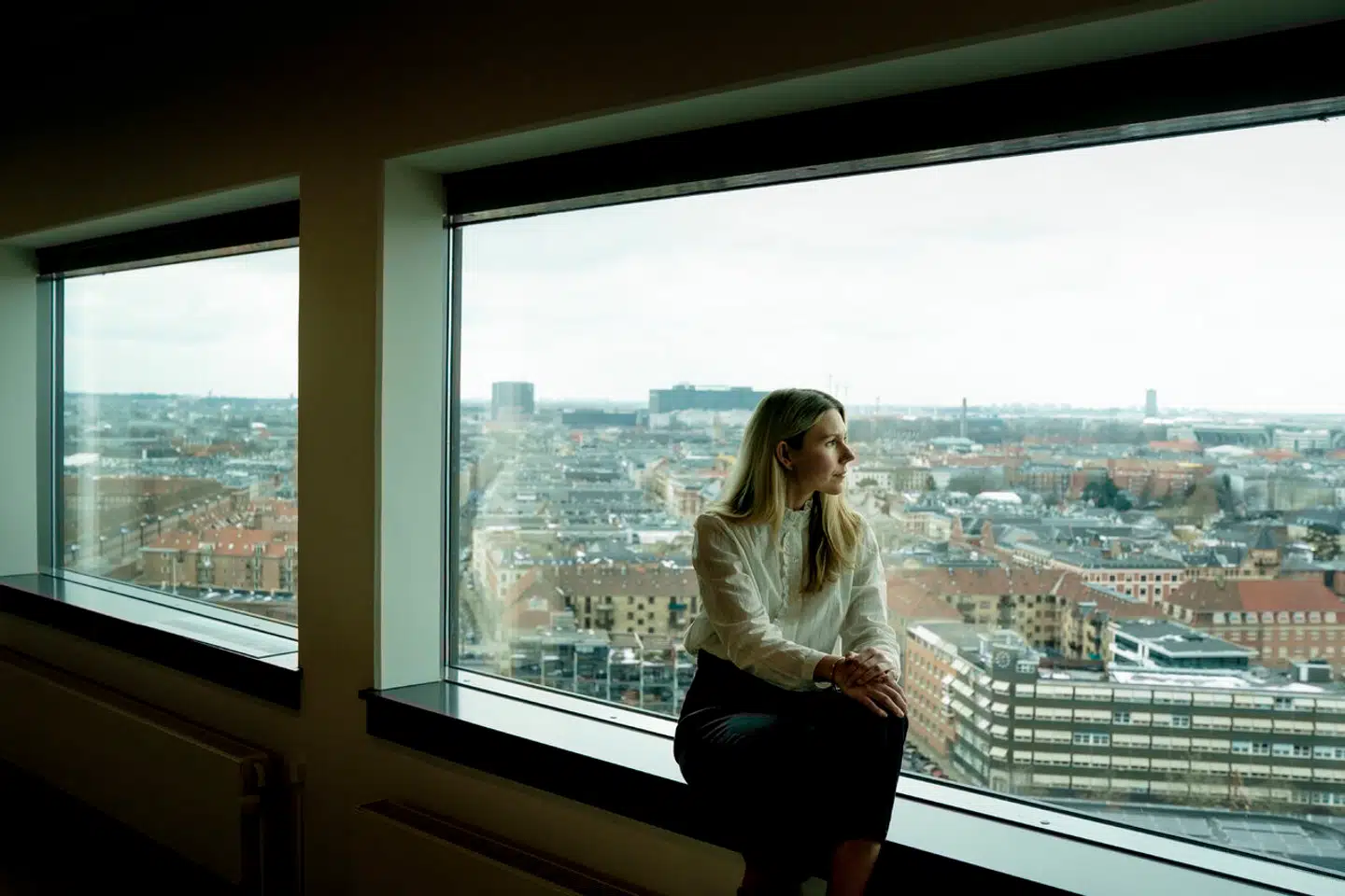 Sarah Schæffer er uddannet cand.jur. fra Københavns Universitet. Hun går meget op i, at både hun og kollegerne skal være hele mennesker trods et stort arbejdspres som advokat.