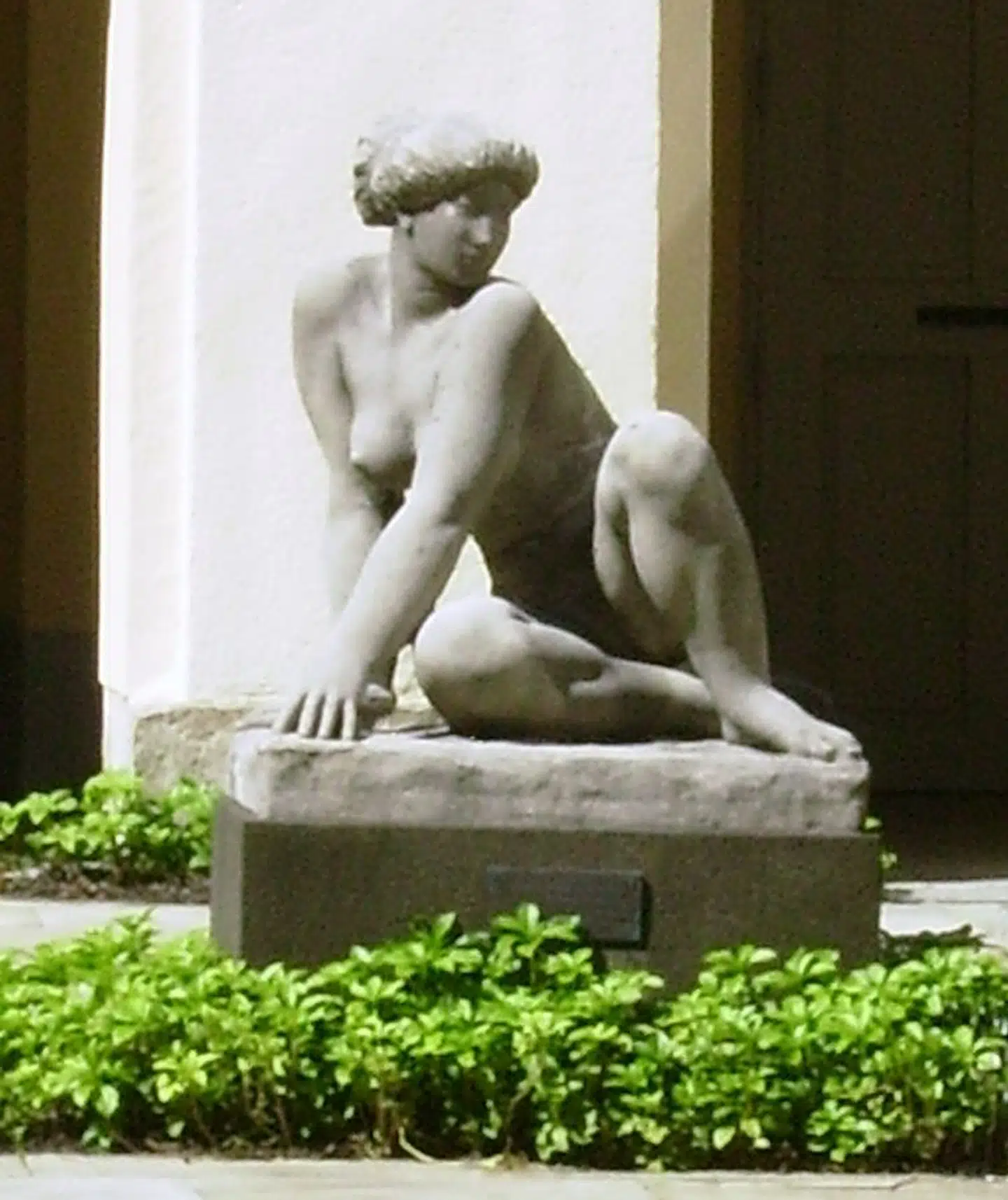 En tidligere leder af Feministisk Initiativ i Göteborg har stillet forslag om at få fjernet den danske billedhuggers Gerhard Hennings skulptur »Siddende pige«, da hun mener, at den er objektificerende.