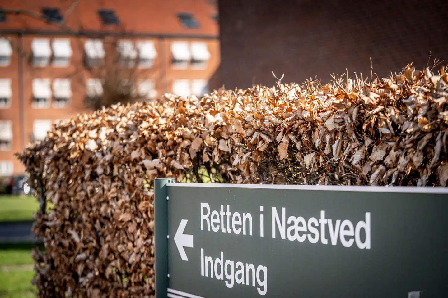 Efter at sigtelsen var blevet læst op, blev dørene lukket i retten.