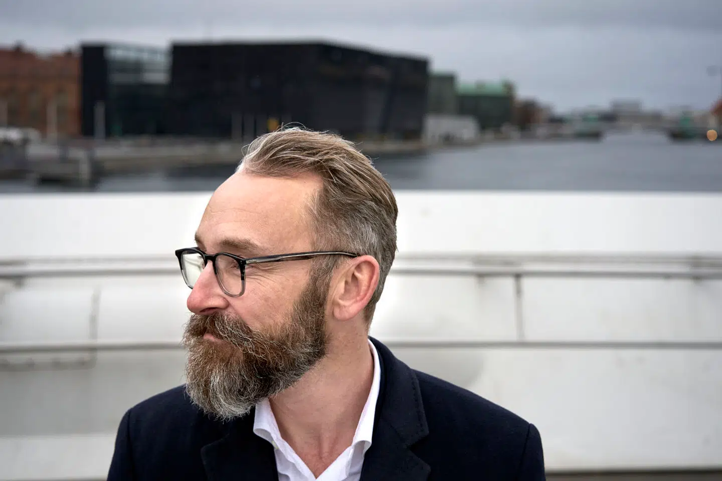 »Jeg synes ikke, vi skal fortsætte med, at p-pladserne går til dem med mest tid til at cirkle rundt i kvartererne,« skriver Ole Birk Olesen om parkering i København.