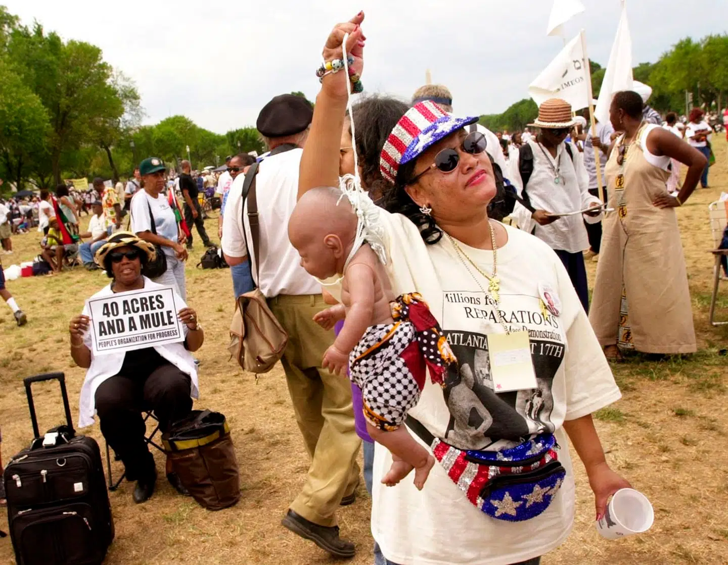 »En oplagt pointe er jo, at det faktisk var afrikanske slavehandlere, der indfangede og solgte andre afrikanere som slaver – så hvis tanken skulle tænkes til ende, var det nok så meget i Afrika, hvor slaveri historisk var langt mere udbredt end i for eksempel Vesten, man skulle lede efter skyldige,« skriver Peter Kurrild Klitgaard. Her holder en kvinde en dukke, der repræsenterer fortidens lynchinger af sorte, ved en demonstration for erstatninger for slaveri. Arkivfoto: Shawn Thew / AFP / Ritzau Scanpix